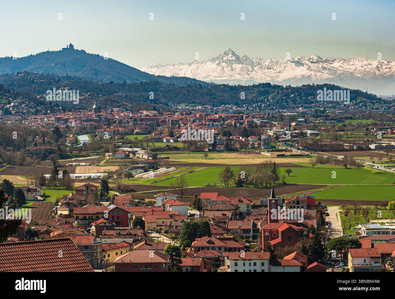 Splendida vista aerea di Torino e delle città circostanti con la Basilica di Superga e le Alpi con il Monviso sullo sfondo Foto Stock