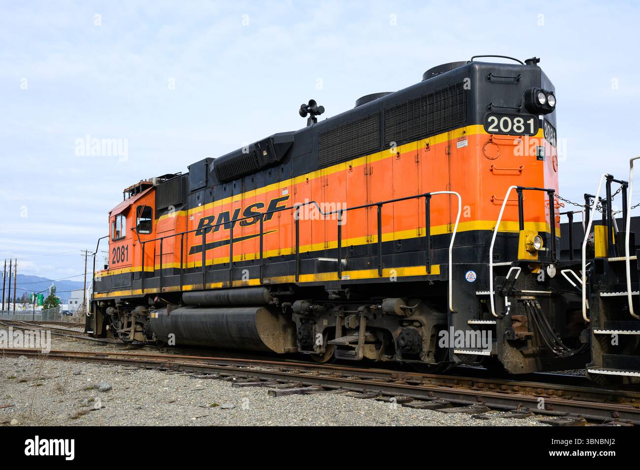 Arlington, WA, USA - 7 marzo 2025; locomotiva BNSF GP38-2 dalla parte posteriore con logo e numero di dettaglio Foto Stock