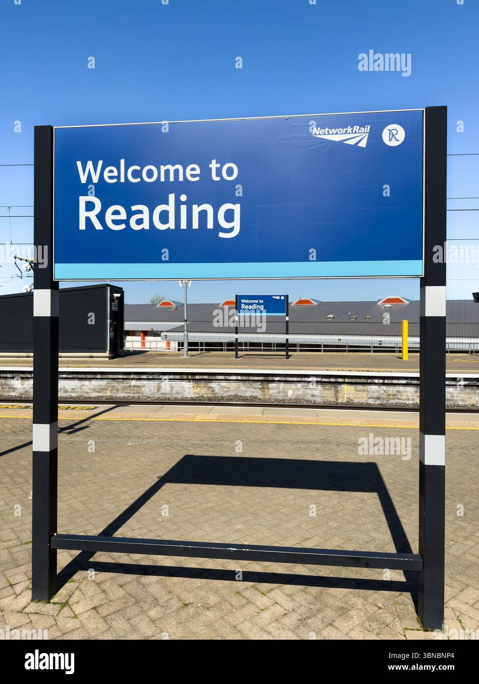 Reading, Inghilterra, Regno Unito - 1° aprile 2025; benvenuto alla lettura del cartello alla stazione ferroviaria sulla piattaforma e del logo Network Rail Foto Stock