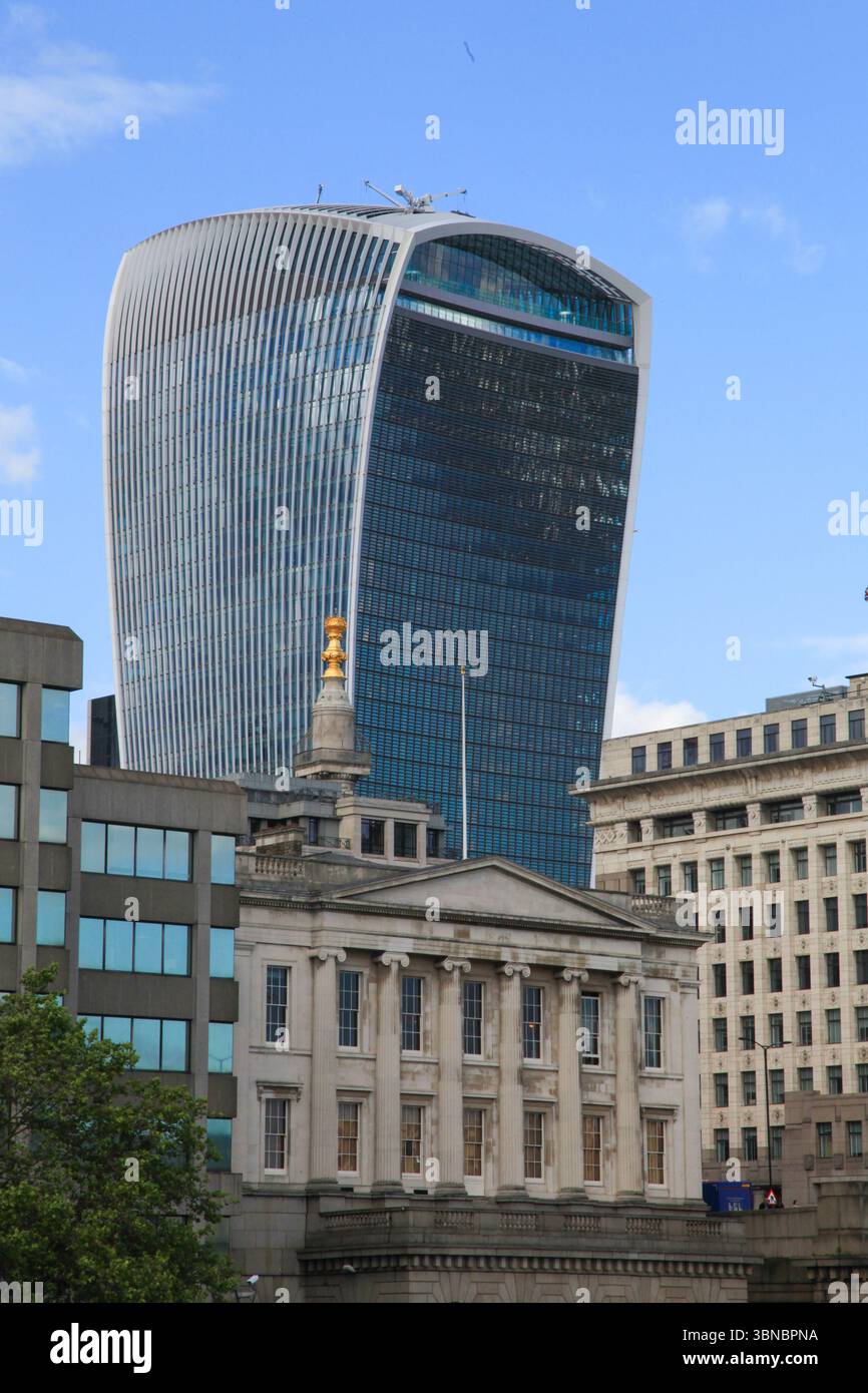 Il grattacielo Walkie Talkie sorge dietro l'architettura classica di uno storico edificio londinese. Foto Stock