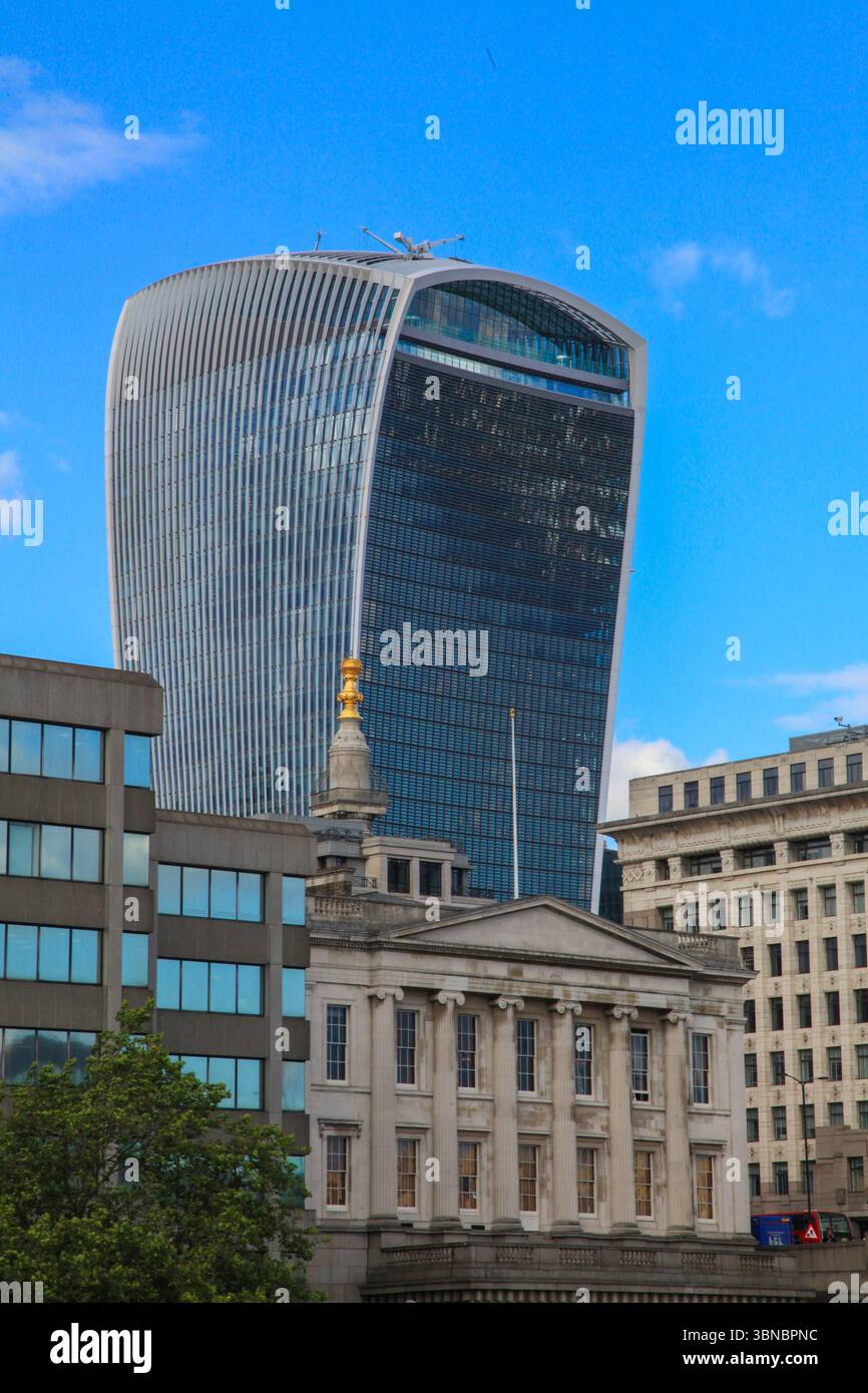 Il grattacielo Walkie Talkie sorge dietro l'architettura classica di uno storico edificio londinese. Foto Stock