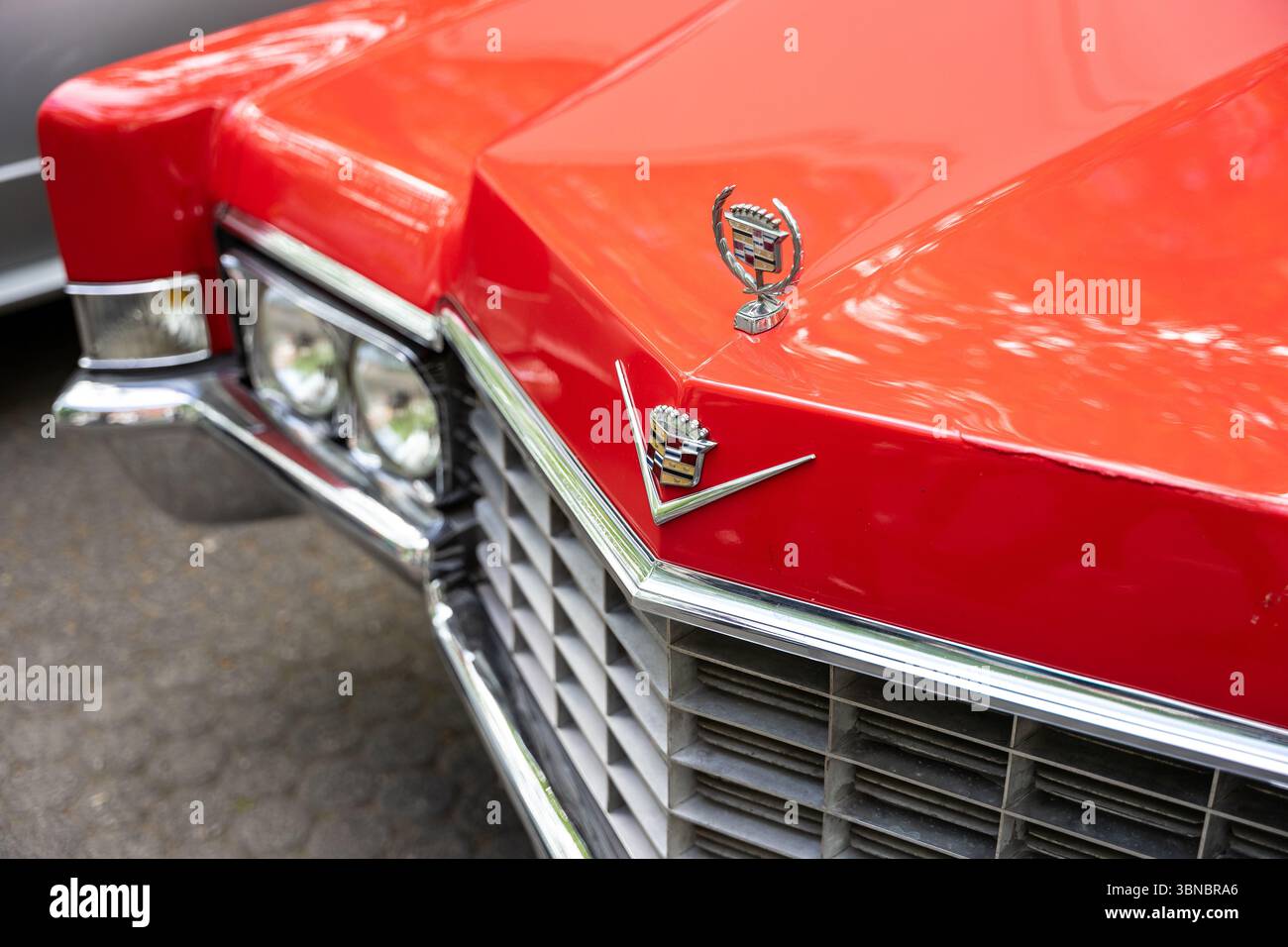 BERLINO - 10 MAGGIO 2025: Primo piano della griglia frontale, del cofano e dell'emblema di una classica Cadillac DeVille. Classic Days Berlin. Foto Stock