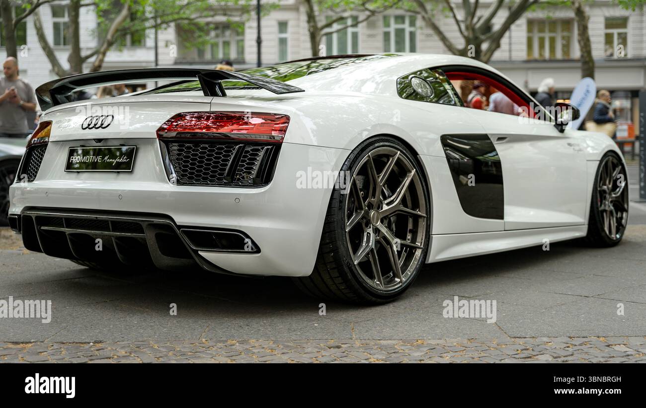 BERLINO - 10 MAGGIO 2025: Audi R8, vista posteriore della moderna supercar in mostra al Classic Days Berlin, con design elegante e profilo dinamico. Foto Stock