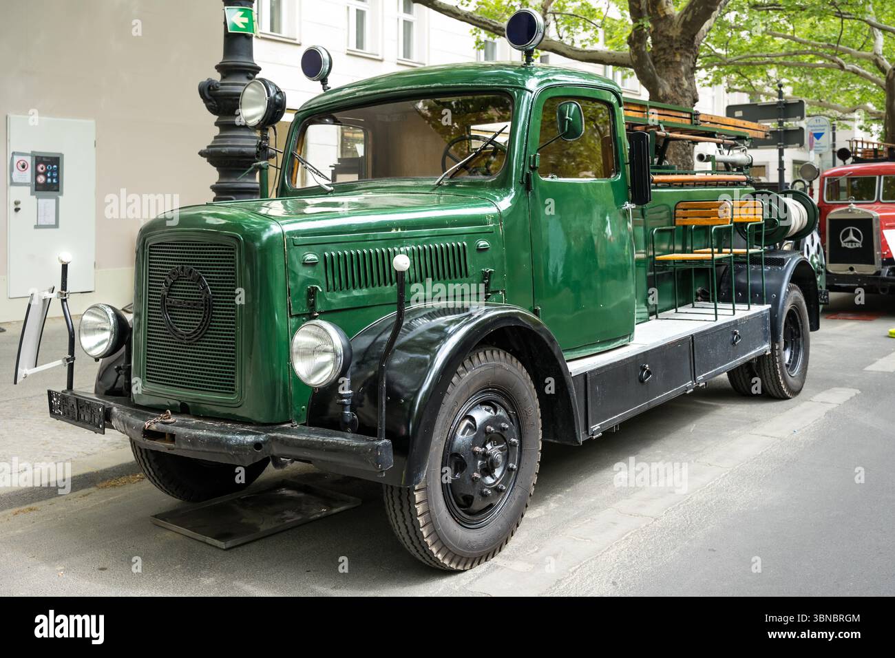 BERLINO - 10 MAGGIO 2025: Storico camion dei vigili del fuoco Kloeckner-Humboldt-Deutz S3000M (1941) al Classic Days Berlin. Raro veicolo di emergenza dell'era della seconda Guerra Mondiale. Foto Stock