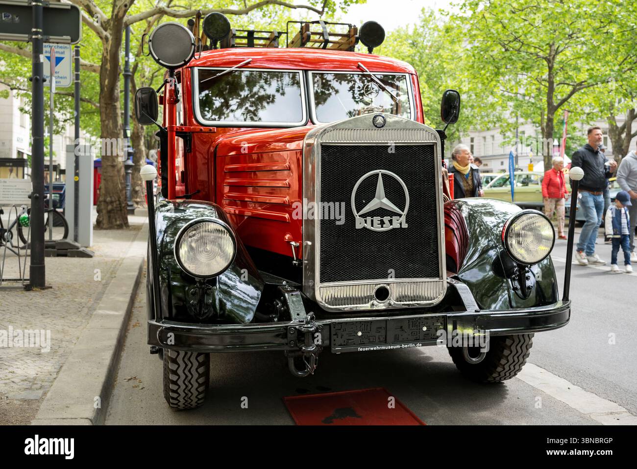 BERLINO - 10 MAGGIO 2025: Storico camion dei vigili del fuoco Daimler-Benz LS3750 (1941) al Classic Days Berlin. Raro veicolo di emergenza dell'era della seconda Guerra Mondiale con contrassegni originali. Foto Stock