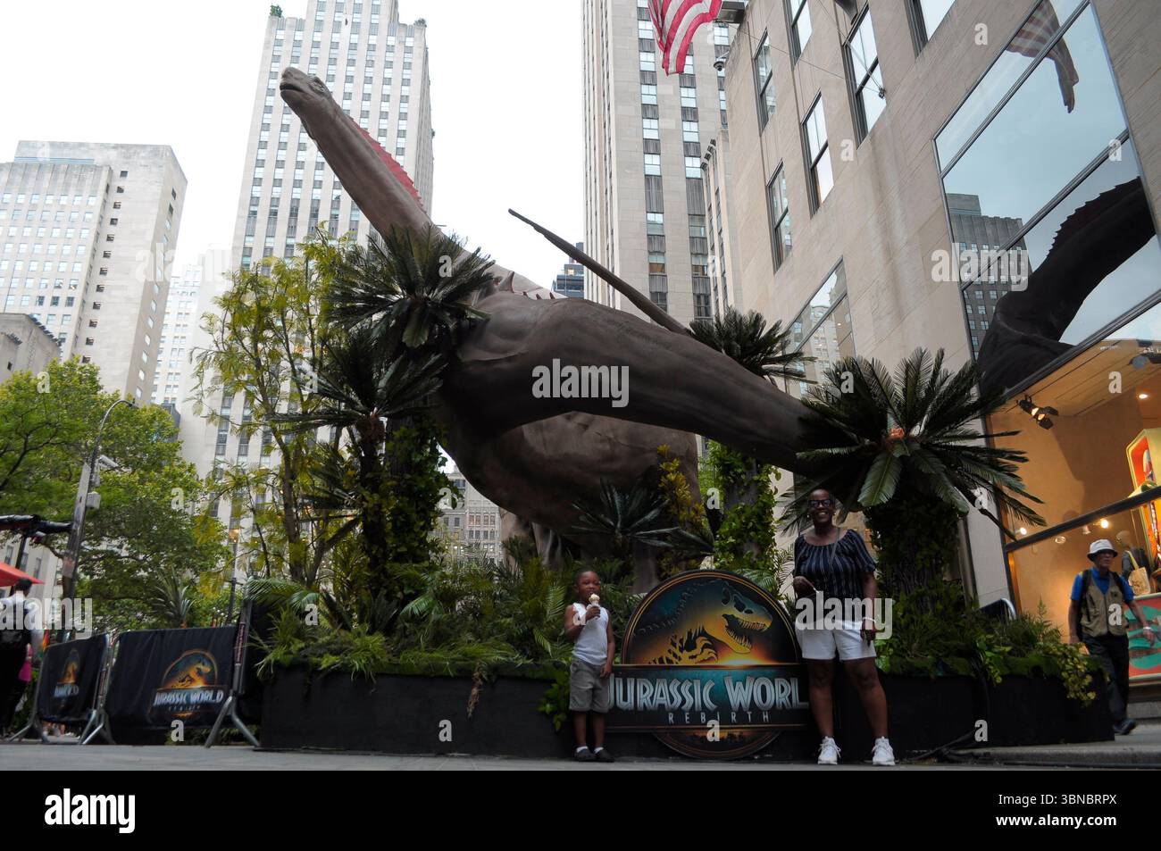 Una mostra di un modello di dinosauro che promuove l'imminente film "Jurassic World Rebirth" è visibile al Rockefeller Center. Foto Stock