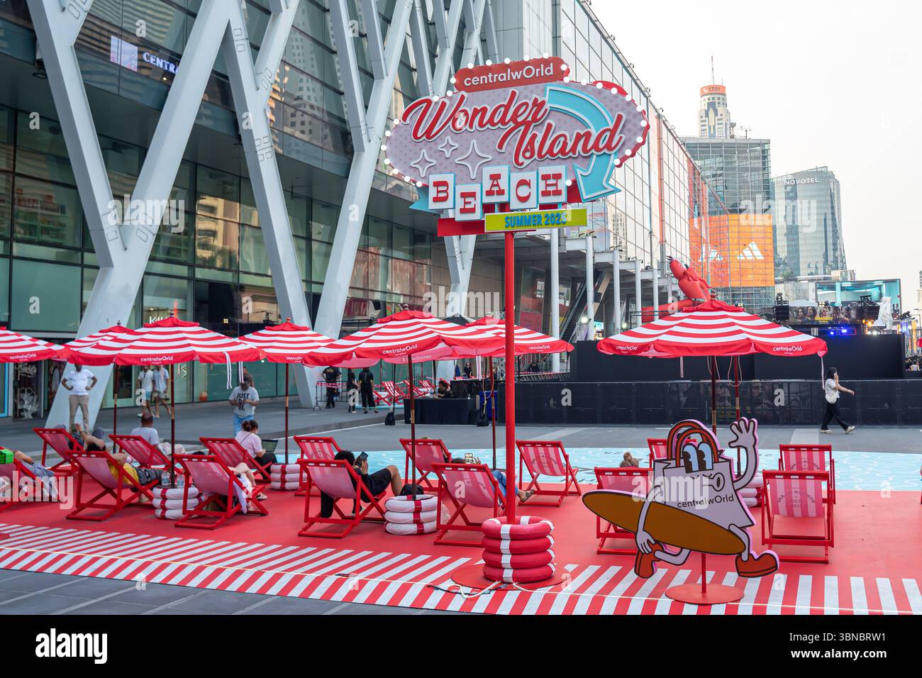 Spiaggia all'aperto CentralWorld Wonder Island Estate 2025, lounge chaize, caffè, Bangkok Thailandia Foto Stock