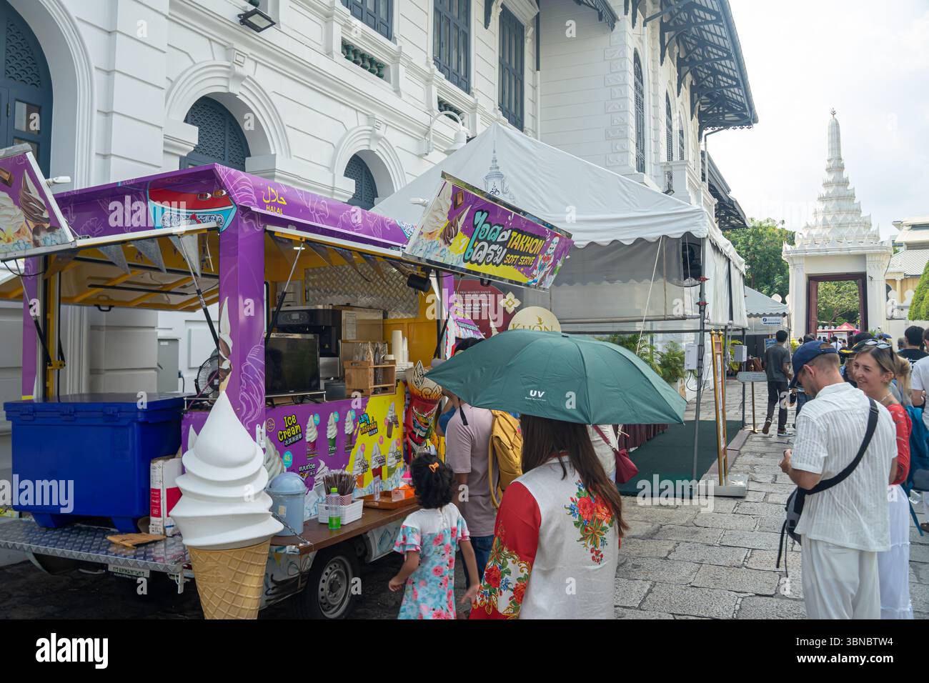 Bancarelle di gelati con un gigantesco cono di gelato, turisti sotto l'ombrello che acquistano gelato, Phra Borom Maha Ratchawang, Phra Nakhon, Bangkok Foto Stock