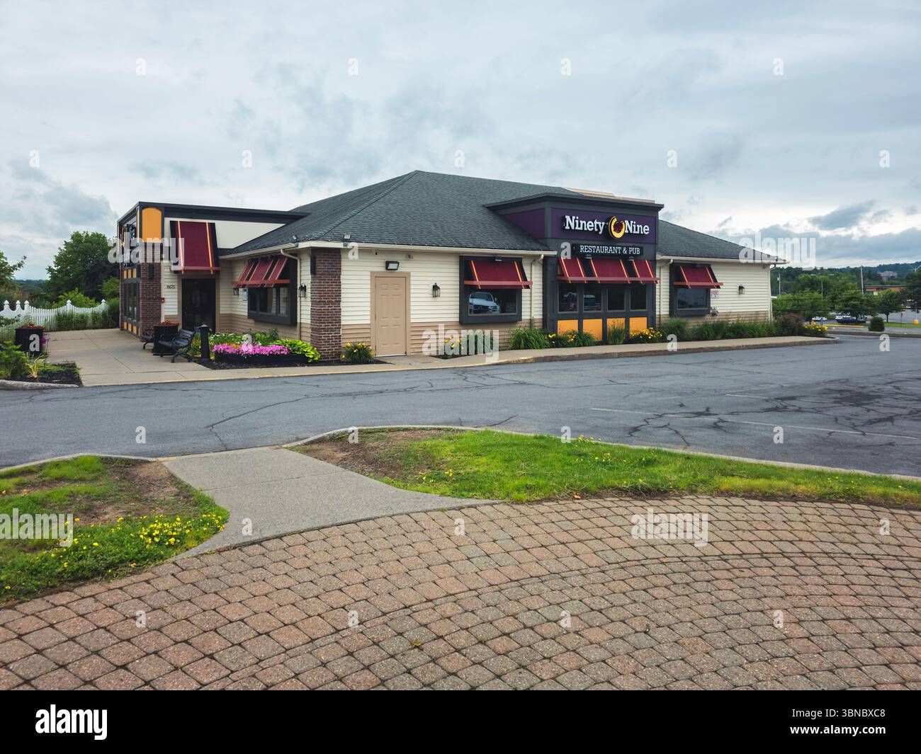 New Hartford, New York - 26 giugno 2025: Vista ultra-ampia del Ninety Nine Restaurant and PU, è stato fondato nel 1952 al 99 Street di Boston, Massachusetts, con 97 sedi Foto Stock