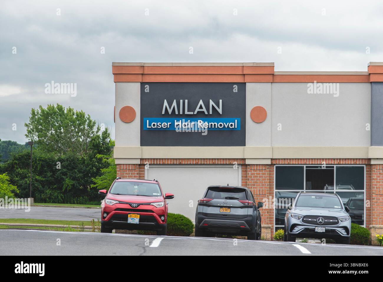 New Hartford, New York - 26 giugno 2025: Primo piano pf Milan laser Hair Removal, fondata nel 2012 da due medici certificati con oltre 390 locati Foto Stock