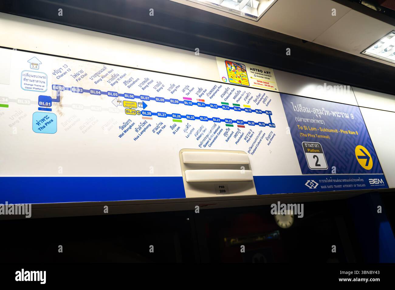Stazione di transito rapido MRT di Bangkok sulla mappa della linea blu sopra il vagone ferroviario Foto Stock