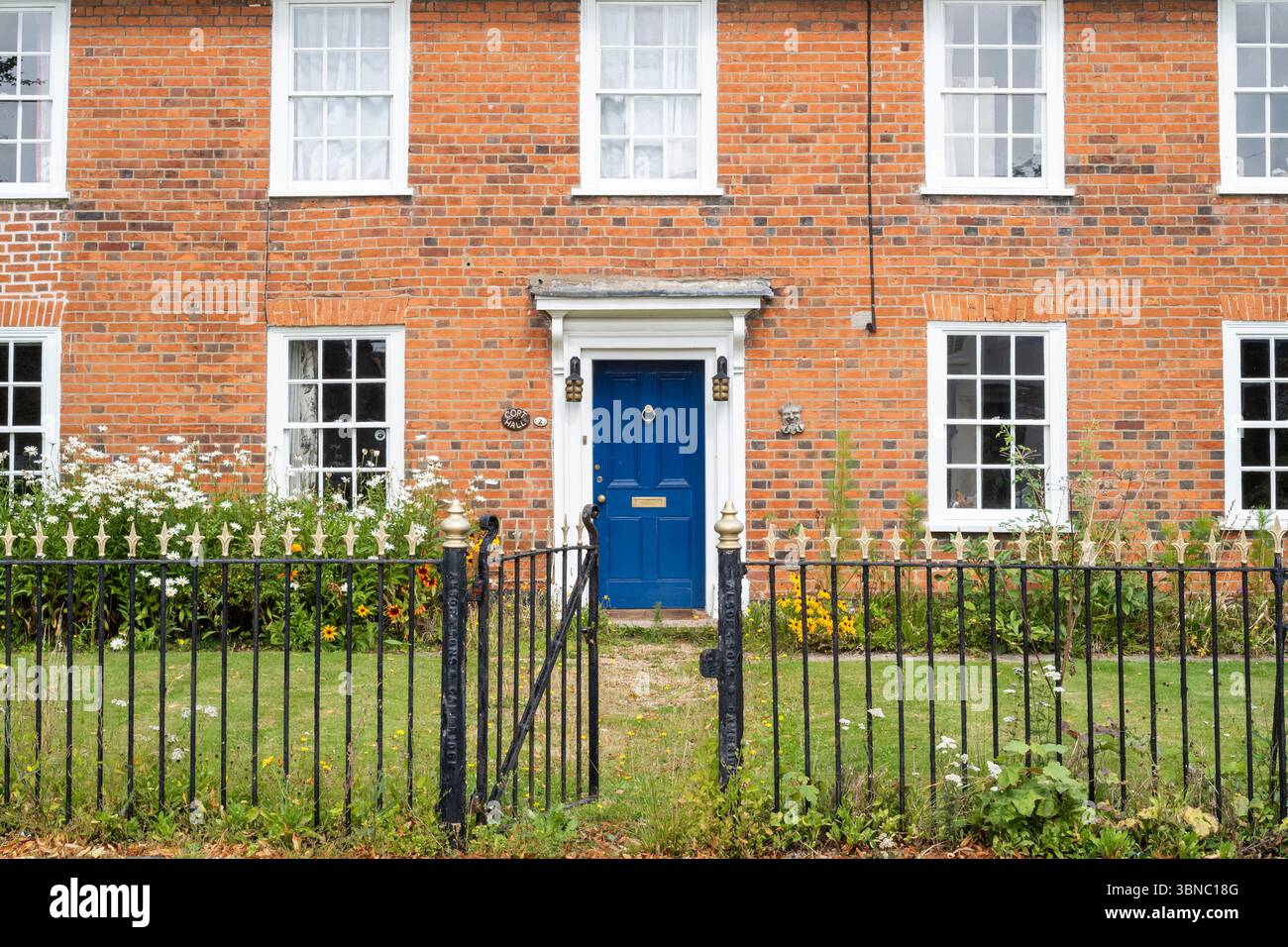 Albergo d'epoca tradizionale - un'elegante casa in mattoni in stile georgiano con ringhiere in metallo e cancello d'ingresso nel villaggio di Stock nell'Essex Foto Stock