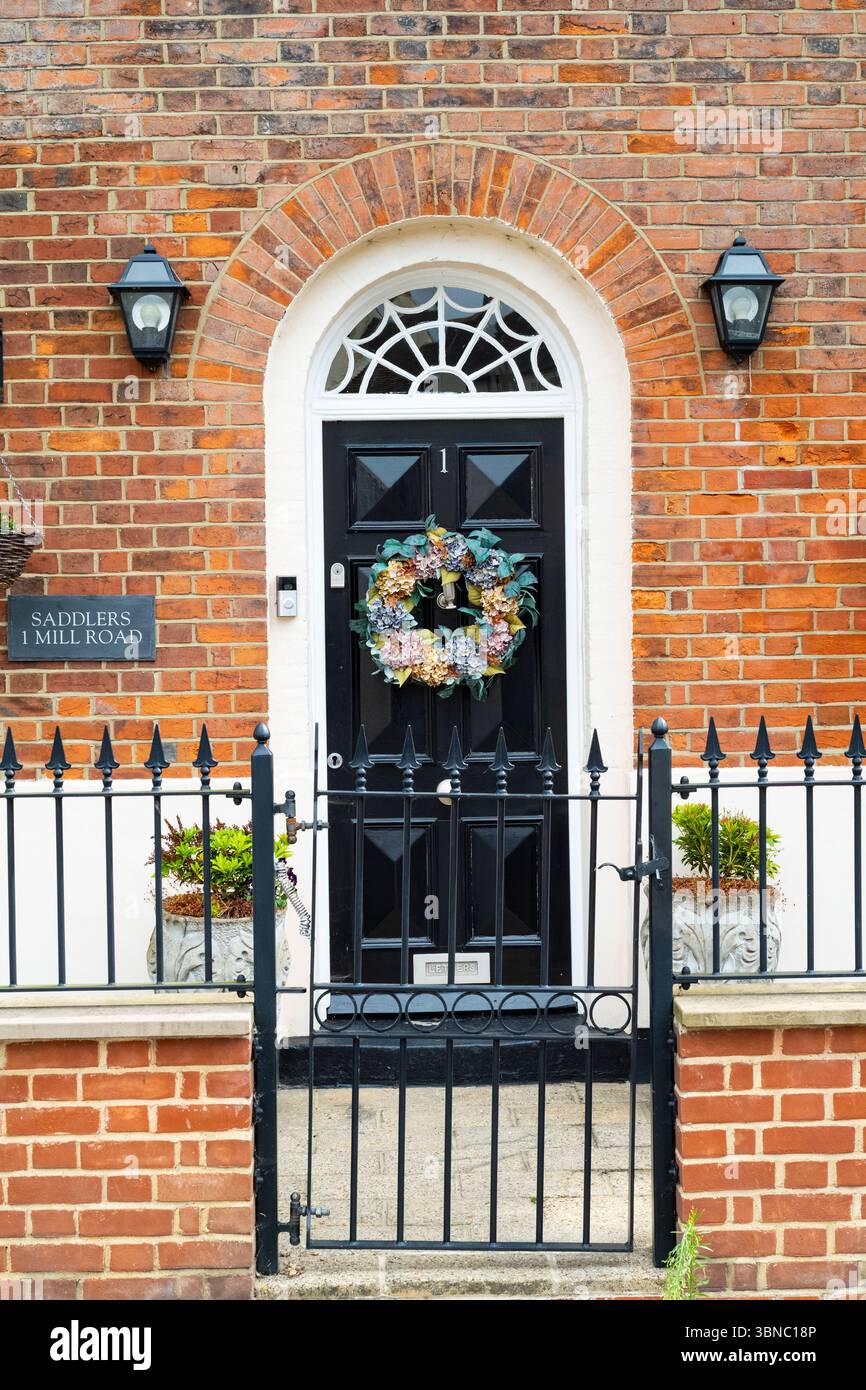 Albergo d'epoca tradizionale - un'elegante casa in mattoni di stile georgiano con corona floreale nel villaggio di Stock nell'Essex Foto Stock