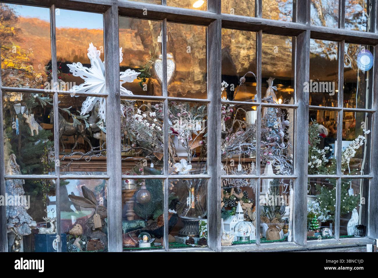 Vetrina dei pittoreschi negozi tradizionali di Chiddingstone e dell'ufficio postale con decorazioni natalizie e ornamenti color argento nel villaggio vicino a T. Foto Stock