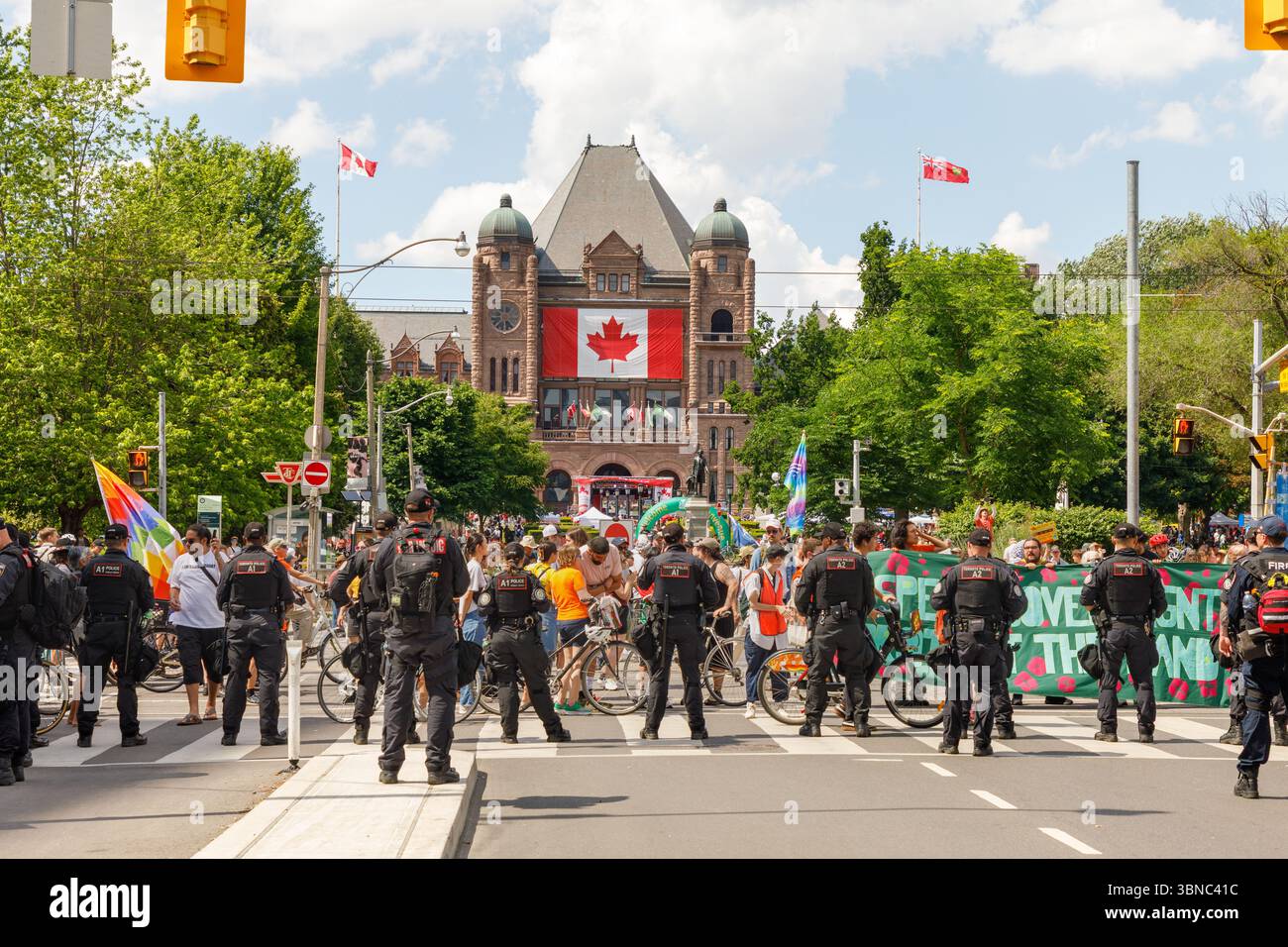 Toronto, Canada, 1° luglio 2025. La polizia affronta i manifestanti indigeni e i sostenitori vicino alla legislatura dell'Ontario in occasione del Canada Day. I manifestanti hanno denunciato la legislazione che dicono permetterà l'estrazione di risorse che viola la loro sovranità e minaccia la loro terra. Colin N. Perkel/Alamy Live News Foto Stock
