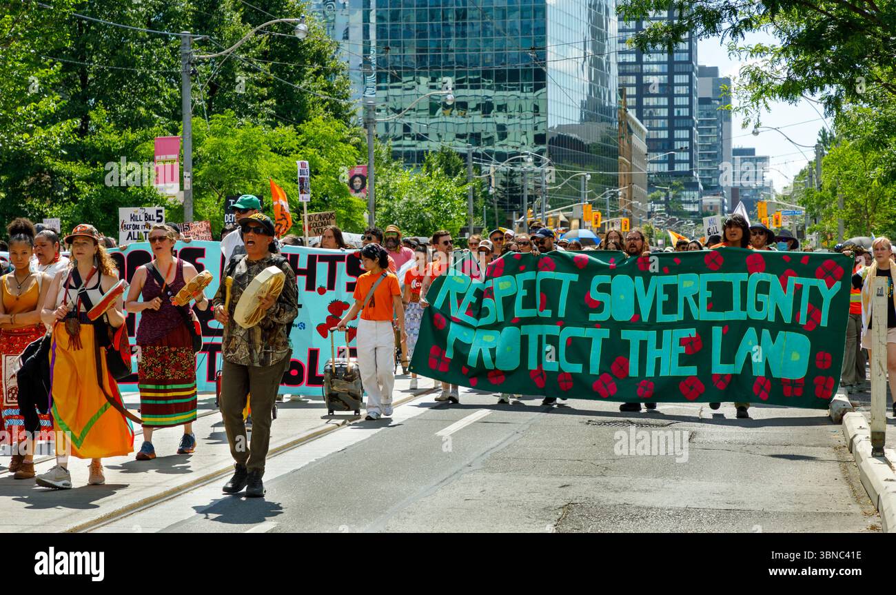 Toronto, Canada, 1° luglio 2025. I manifestanti marciano il Canada Day. Hanno denunciato la legislazione provinciale che dicono permetterà l'estrazione di risorse che viola la loro sovranità e minaccia la loro terra. Colin N. Perkel/Alamy Live News Foto Stock