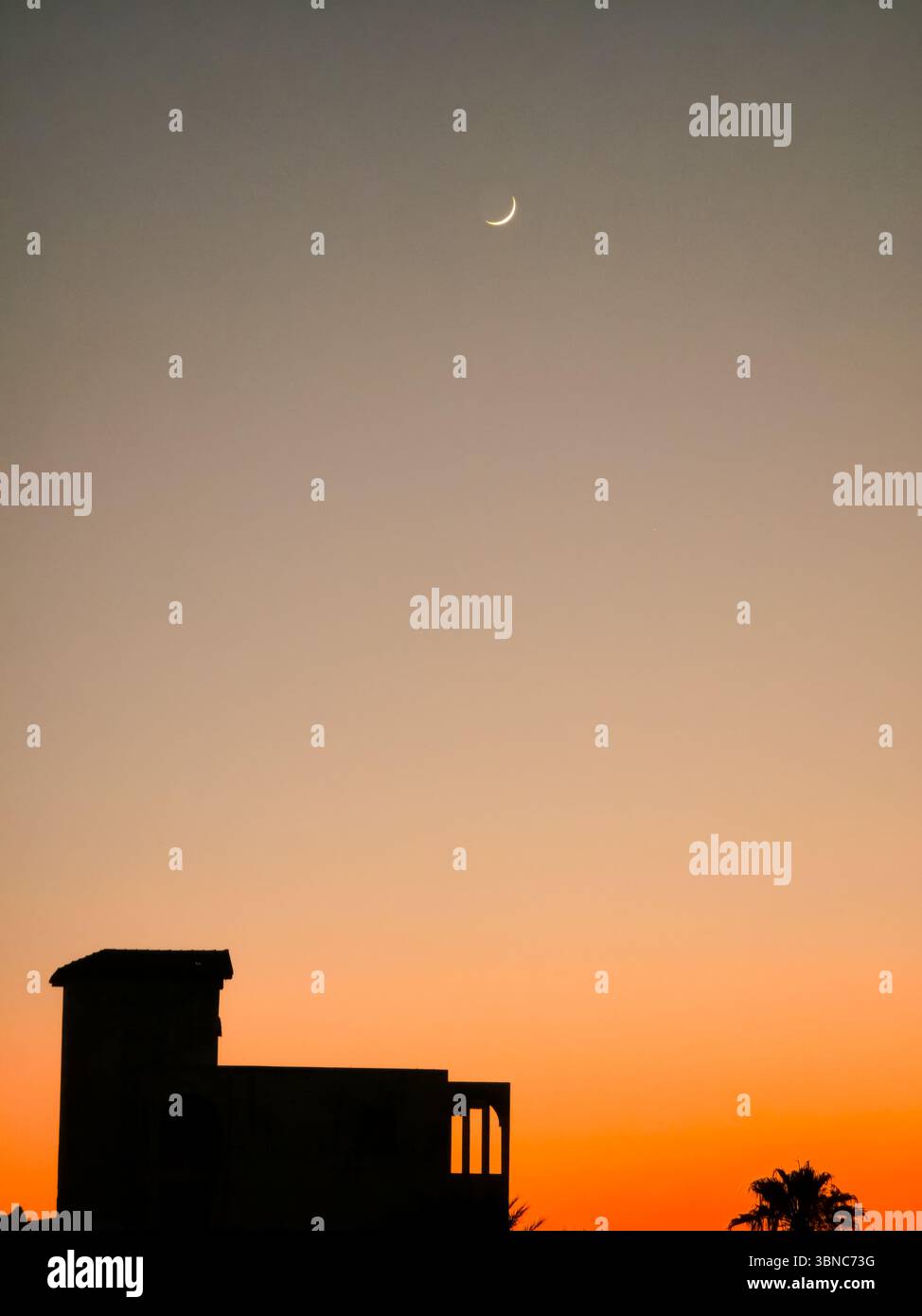 Splendido tramonto con cielo giallo e blu sull'oceano. - Immagine stock catturata con smartphone