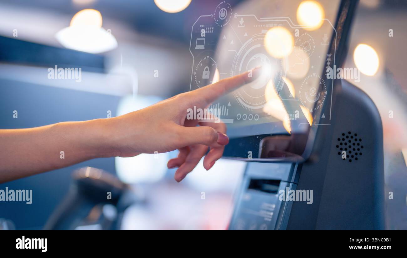 Primo piano del dito umano che punta sullo schermo luminoso del computer con il blu Foto Stock