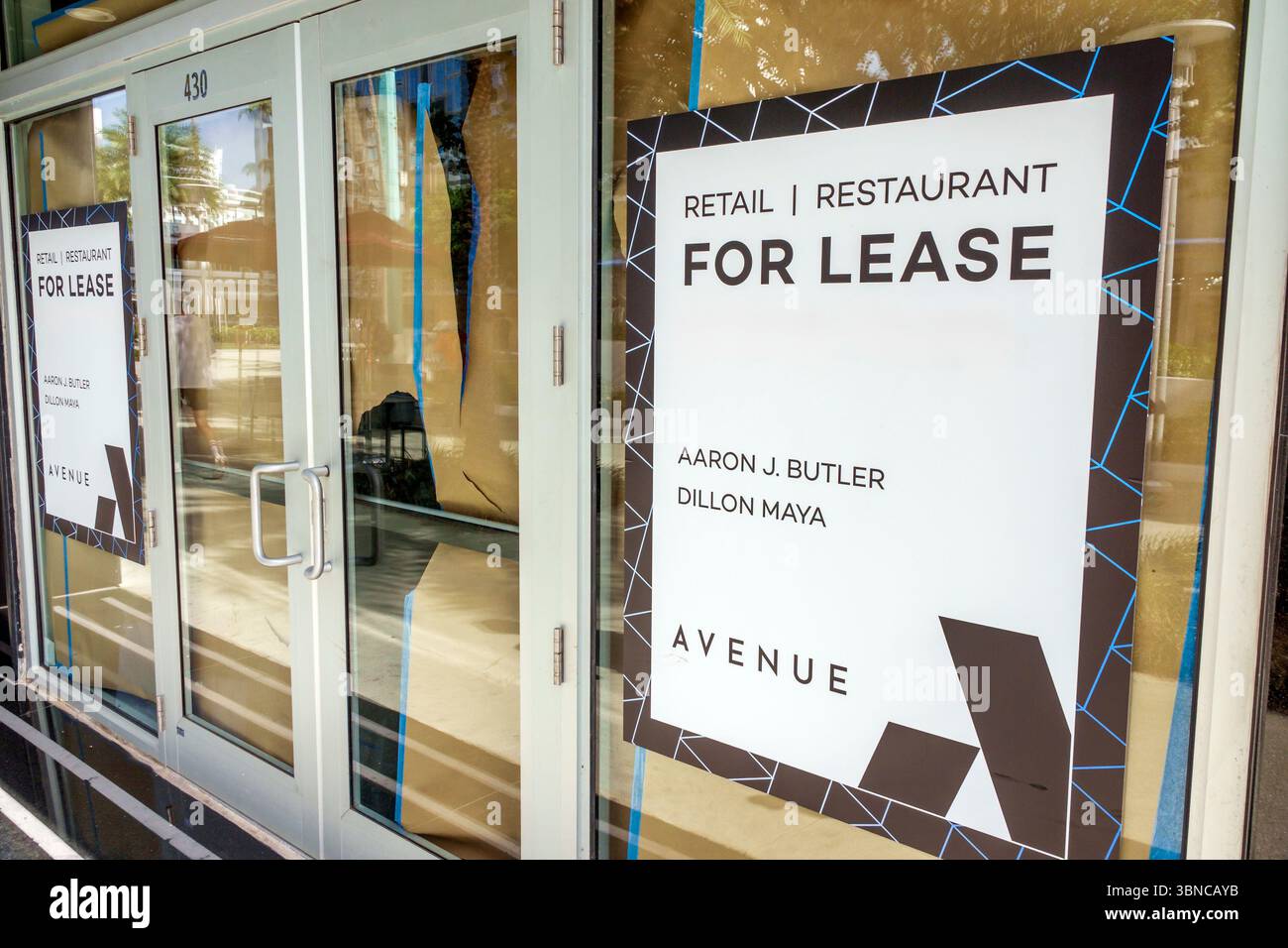 Miami Beach, Florida, centro commerciale pedonale di Lincoln Road, ristorante al dettaglio in affitto, cartello bianco nero Avenue Aaron J Butler, contatto Maya Dillon Foto Stock