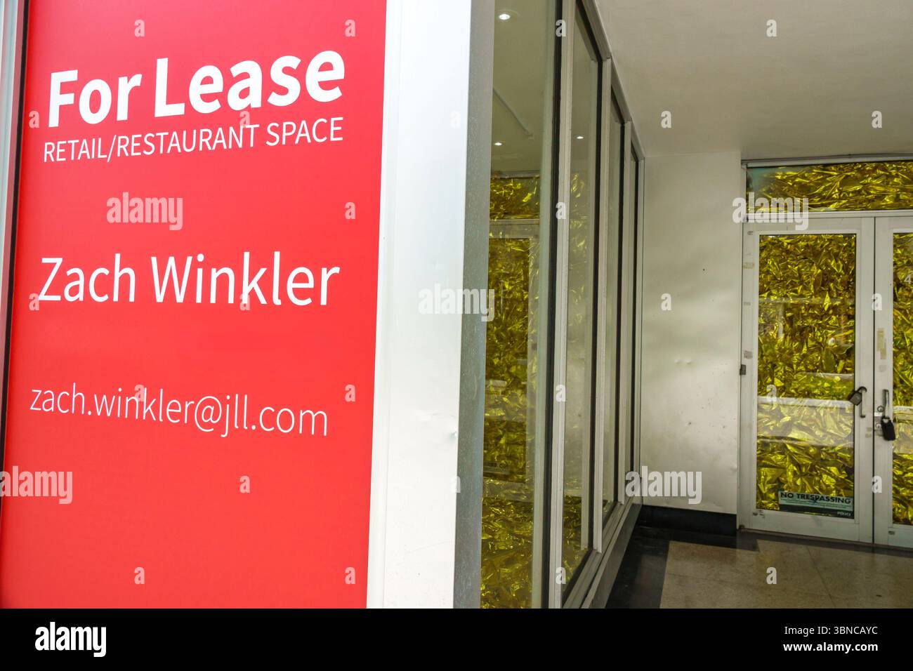 Miami Beach, Florida, Lincoln Road, centro commerciale pedonale, ristorante commerciale in affitto, cartello rosso bianco leasing informazioni di contatto Zach Foto Stock