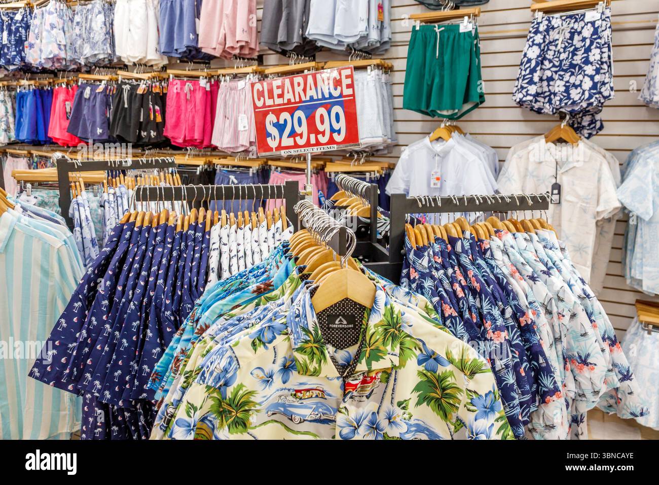Miami Beach, Florida, centro commerciale pedonale di Lincoln Road, souvenir di abbigliamento da spiaggia in stile surf, interni interni, camicie hawaiane con stampa tropicale camicie clearan Foto Stock