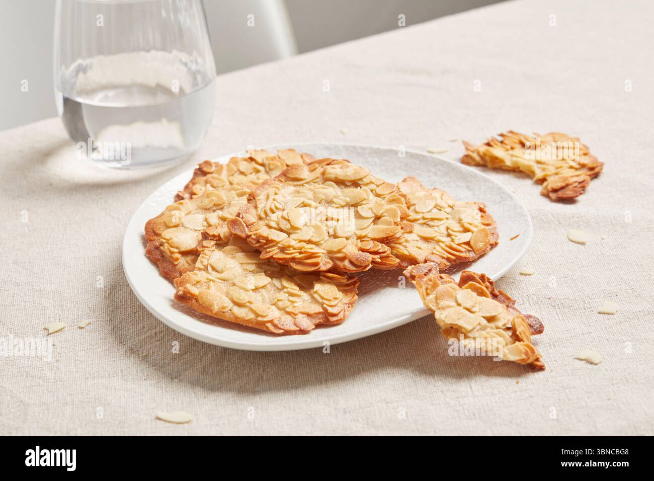 Delicato tuile vegano da dessert (hippe): Un dolce fresco ed elegante servito con un piccolo espresso, perfetto come finale leggero per i menu o le pause caffè. Foto Stock