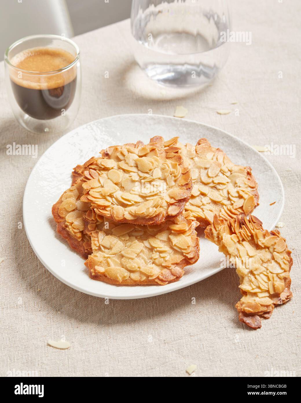 Delicato tuile vegano da dessert (hippe): Un dolce fresco ed elegante servito con un piccolo espresso, perfetto come finale leggero per i menu o le pause caffè. Foto Stock