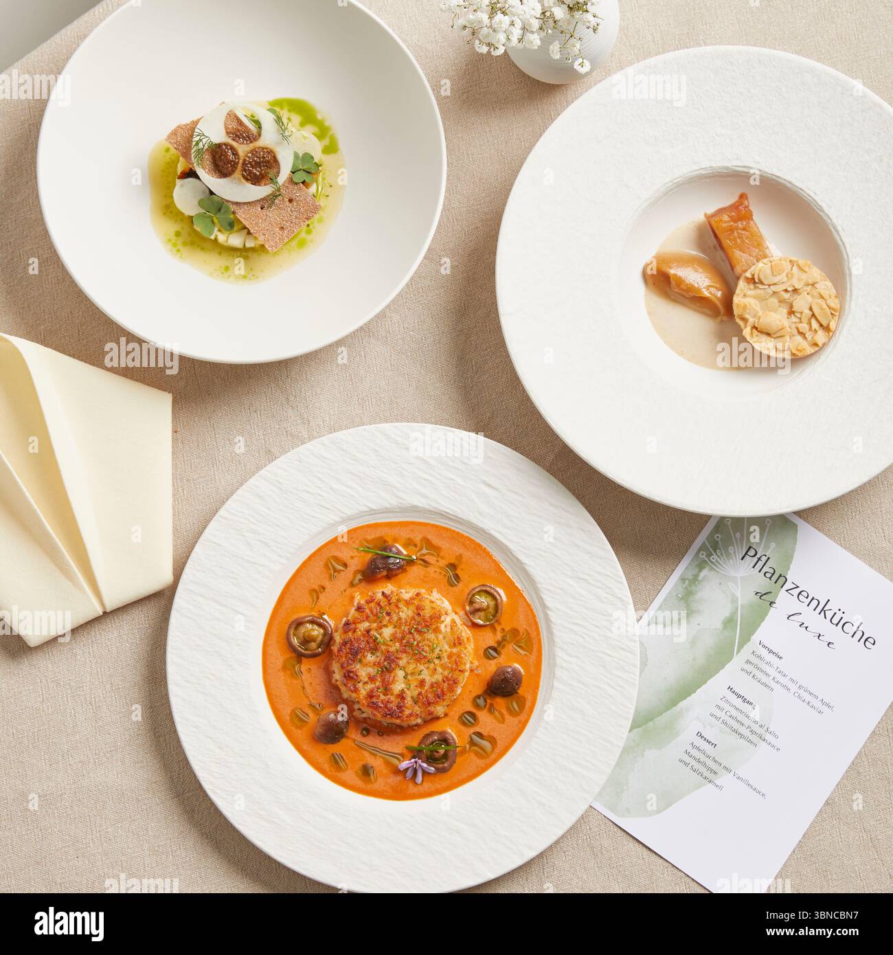Elegante menu vegano di tre portate con antipasto di ricotta al porro, risotto cremoso ai funghi e torta di mele calda con caramello, perfetto per le occasioni festive. Foto Stock