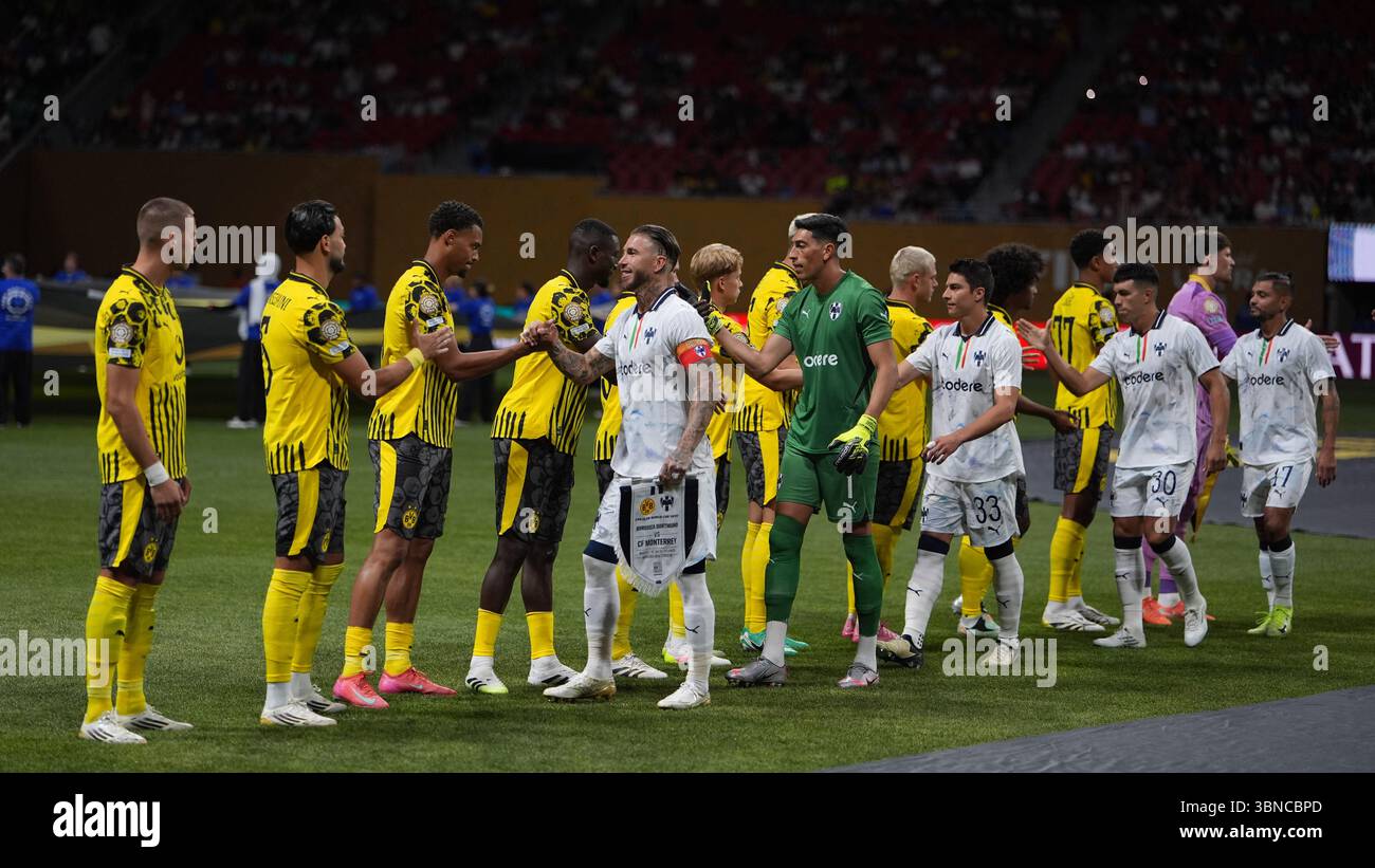 Atlanta, Stati Uniti. 1 luglio 2025. I giocatori di entrambe le parti si salutano prima della partita dei 16 incontri tra il Borussia Dortmund di Germania e il CF Monterrey del Messico alla Coppa del mondo per club FIFA 2025 al Mercedes-Benz Stadium di Atlanta, Georgia, Stati Uniti, 1° luglio, 2025. crediti: Huang Zongzhi/Xinhua/Alamy Live News Foto Stock