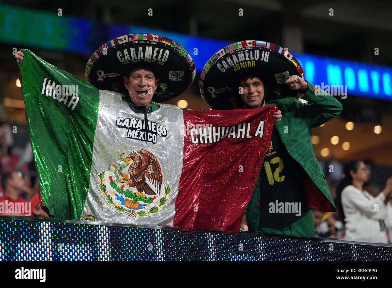 Atlanta, Stati Uniti. 1 luglio 2025. Gli spettatori tifanno il tifo in tribuna prima del turno di 16 partite tra il Borussia Dortmund di Germania e il CF Monterrey del Messico alla Coppa del mondo per club FIFA 2025 al Mercedes-Benz Stadium di Atlanta, Georgia, Stati Uniti, 1° luglio, 2025. crediti: Huang Zongzhi/Xinhua/Alamy Live News Foto Stock