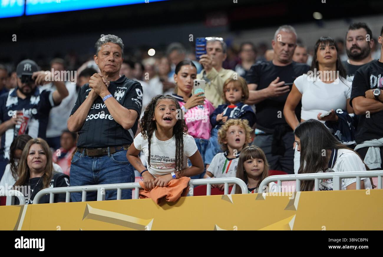 Atlanta, Stati Uniti. 1 luglio 2025. Gli spettatori reagiscono prima del turno di 16 partite tra il Borussia Dortmund tedesco e il CF Monterrey del Messico alla Coppa del mondo per club FIFA 2025 al Mercedes-Benz Stadium di Atlanta, Georgia, Stati Uniti, 1° luglio, 2025. crediti: Huang Zongzhi/Xinhua/Alamy Live News Foto Stock