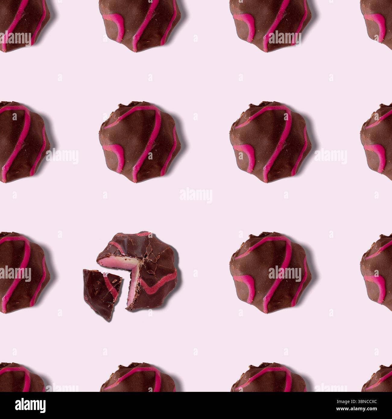 Marshmallow di frutta in cioccolato su sfondo rosa, motivo senza cuciture Foto Stock