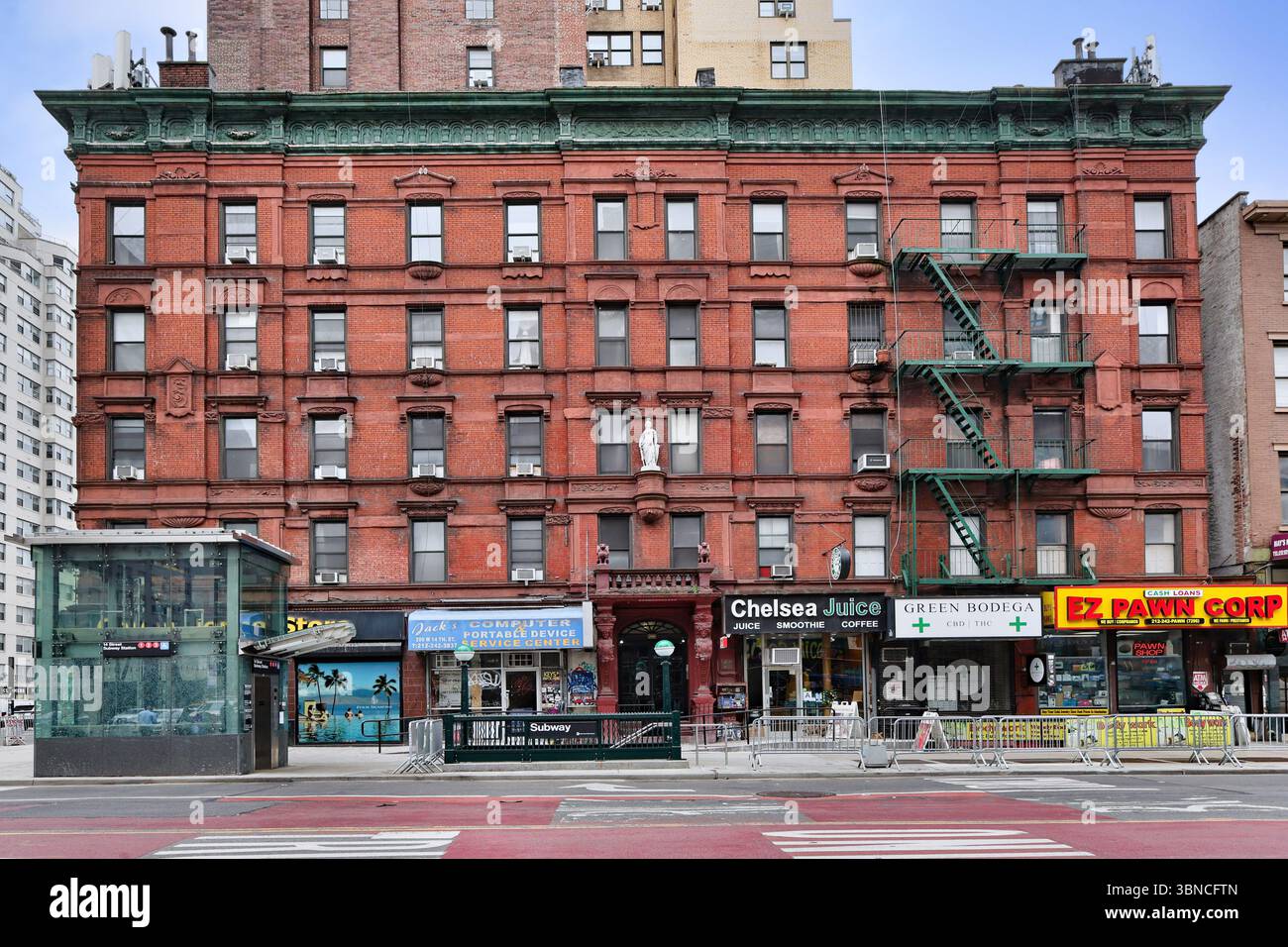 Edificio Joan of Arc sulla 14th Street nel quartiere Chelsea di Manhattan, circa 1888 Foto Stock