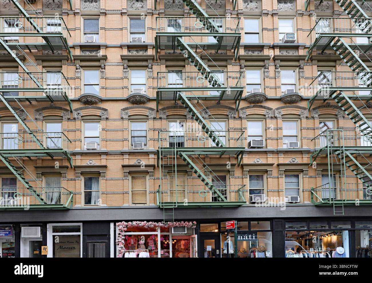 Vecchio edificio di appartamenti nel Greenwich Village, con negozi al piano terra Foto Stock