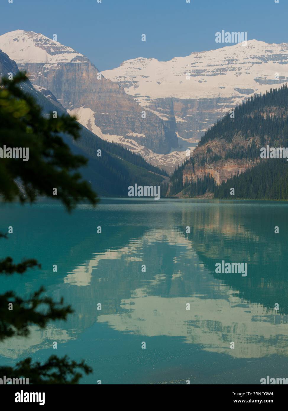 Vista panoramica del Lago Louise con un incredibile riflesso delle montagne innevate nel Parco Nazionale di Banff, Alberta, Canada. Il lago glaciale turchese Foto Stock