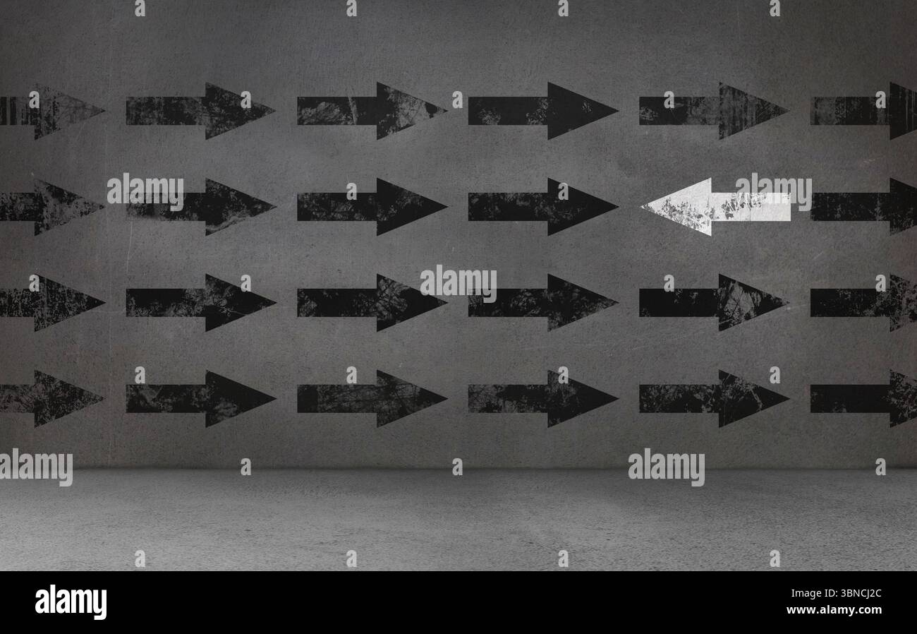 Frecce bianche e nere su pareti in cemento Foto Stock