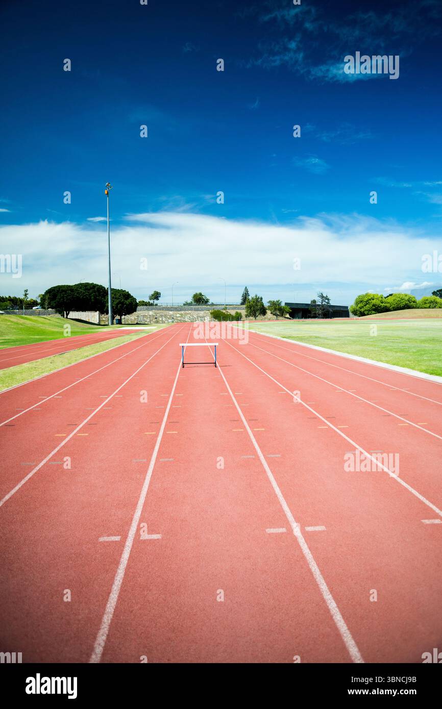 Campo di atletica in una giornata di sole Foto Stock