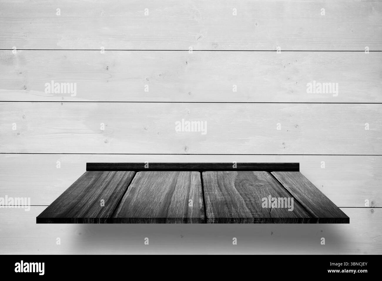 Ripiano in legno sul muro grigio Foto Stock