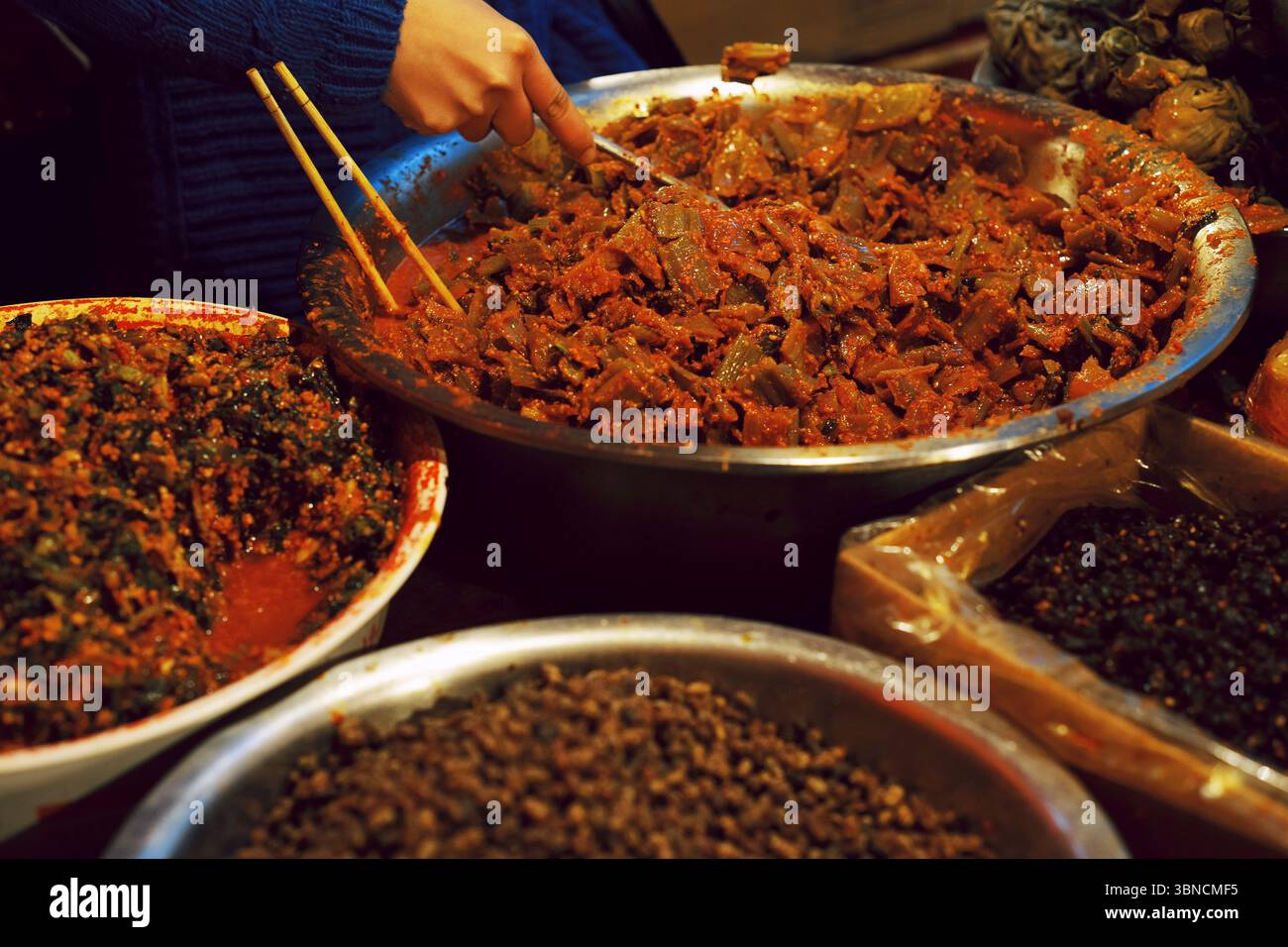 Piccanti piccanti fermentati nel mercato di via Duyun Guizhou Foto Stock