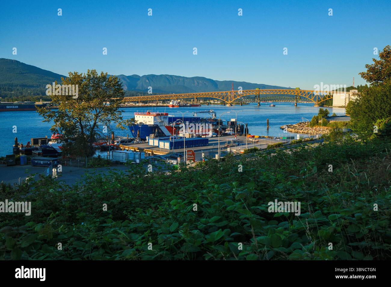 L'Ironworkers Memorial Second Narrows Crossing (noto anche come Second Narrows Bridge) attraversa il Burrard e si unisce a North Vancouver a Vancouver, BC. Foto Stock
