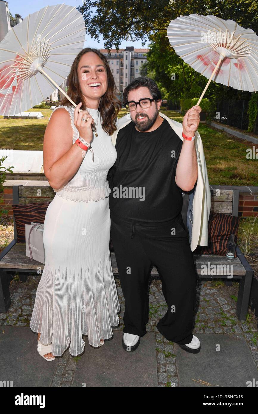 Saskia Grimm und Steven Preisner zu Gast bei der Fashion Show von Anja Gockel Von welchen Farben traeumt dein Glueck in Rahmen der Berlin Fashion Week 2025 am 01.Juli 2025 in Berlin Deutschland *** Saskia Grimm e Steven Preisner come ospiti alla sfilata di Anja Gockel Von welchen Farben traeumt dein Glueck come parte della Berlin Fashion Week 2025 a Berlino il 01 luglio 2025 Foto Stock