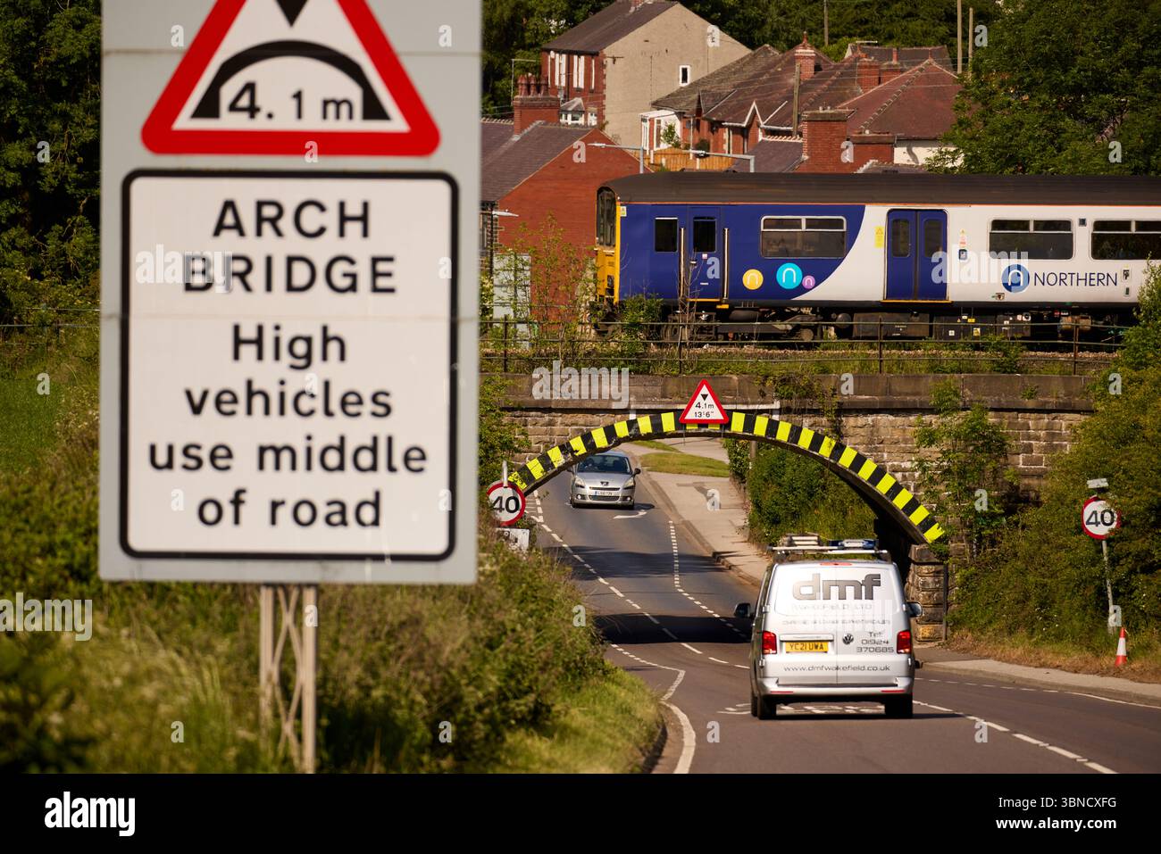 Treno locale del nord che attraversa un ponte basso a Barnsley, South Yorkshire Foto Stock