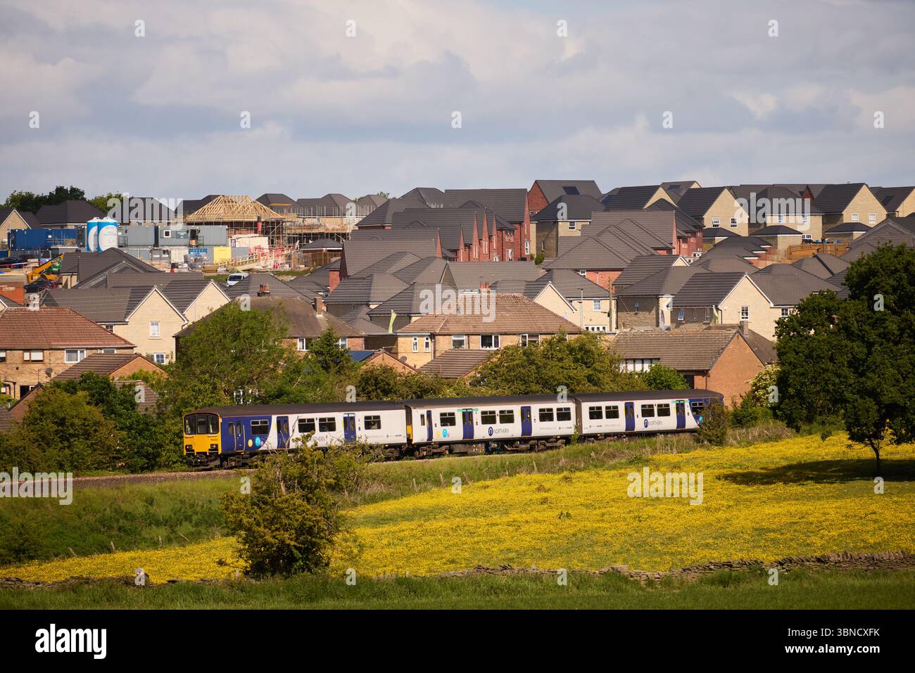 Treno locale del nord che si avvicina a Penistone a Barnsley, South Yorkshire Foto Stock