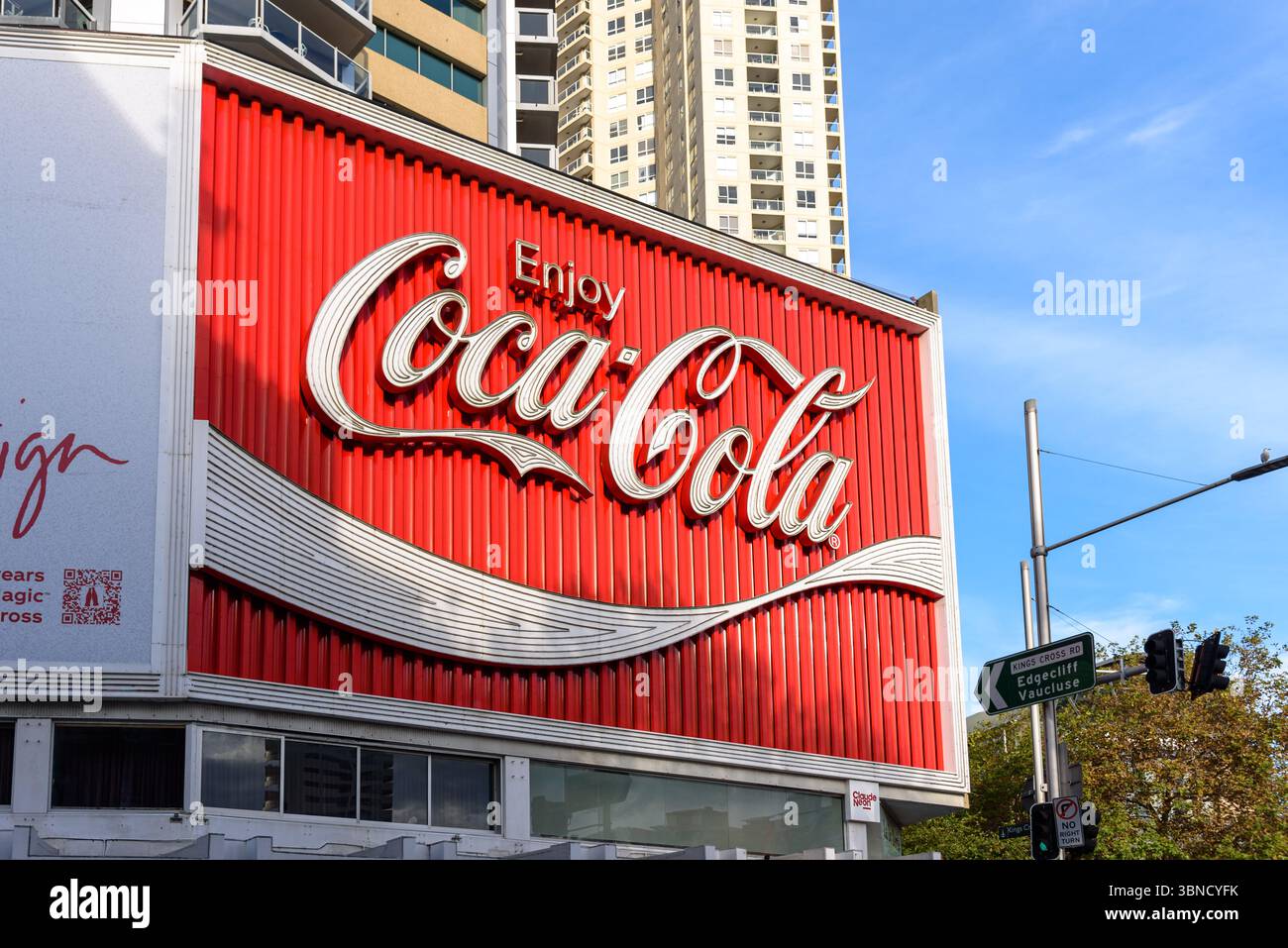 Il cartellone pubblicitario della Coca Cola nella zona di Kings Cross a Sydney Foto Stock