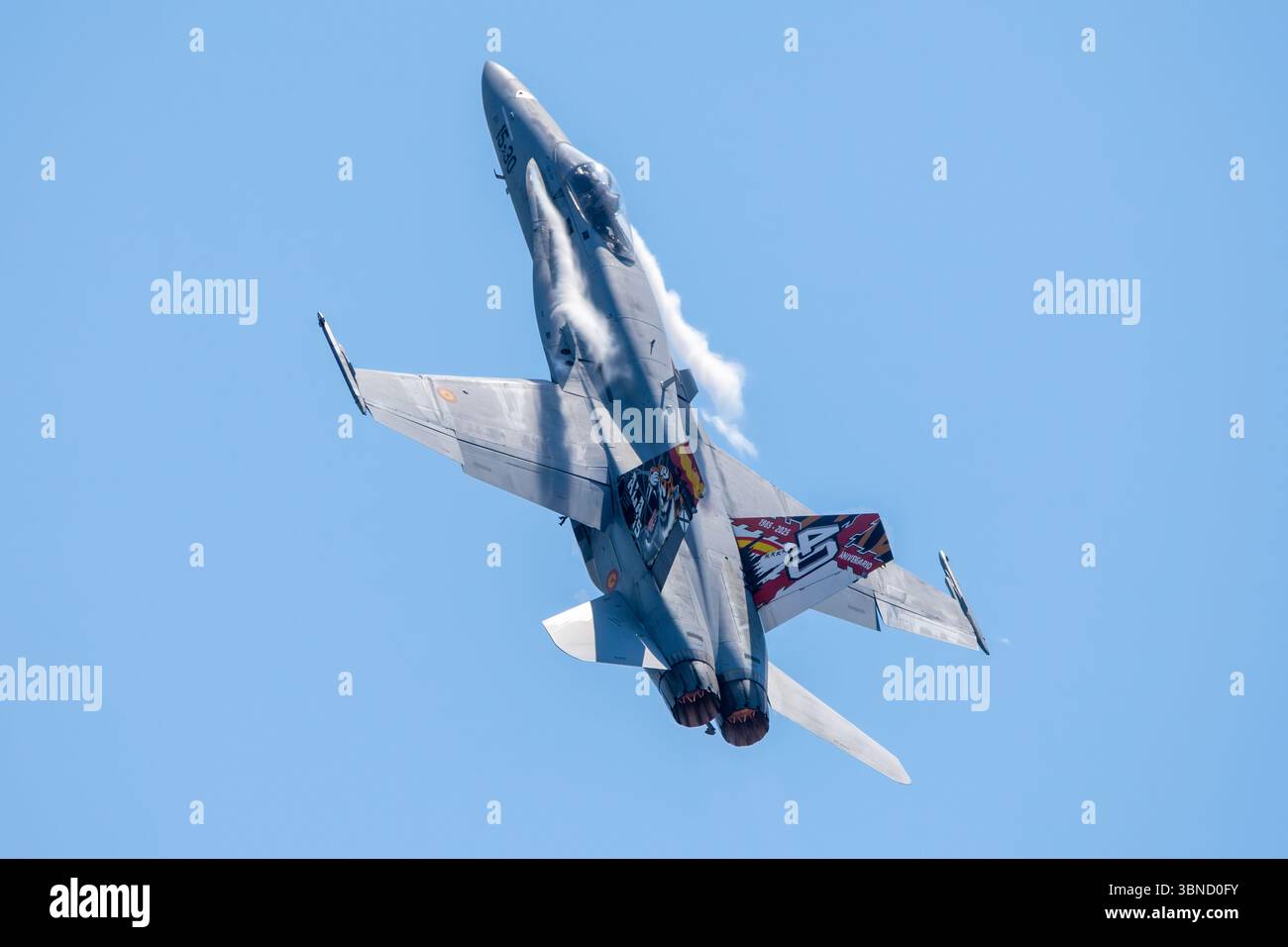 Caccia F-18 Hornet dell'aeronautica spagnola al Motril Air Festival con la livrea speciale Tiger Meet. Foto Stock