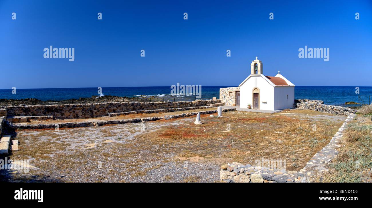 Piccola chiesa sulla costa di Creta in Grecia, panorama europeo Foto Stock