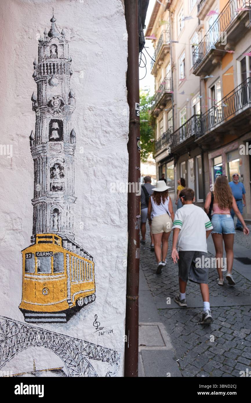 L'arte di strada incontra la storia urbana, un colorato graffito nella città vecchia di Porto mostra la suggestiva Torre dei Clerigos insieme allo storico tram Foto Stock