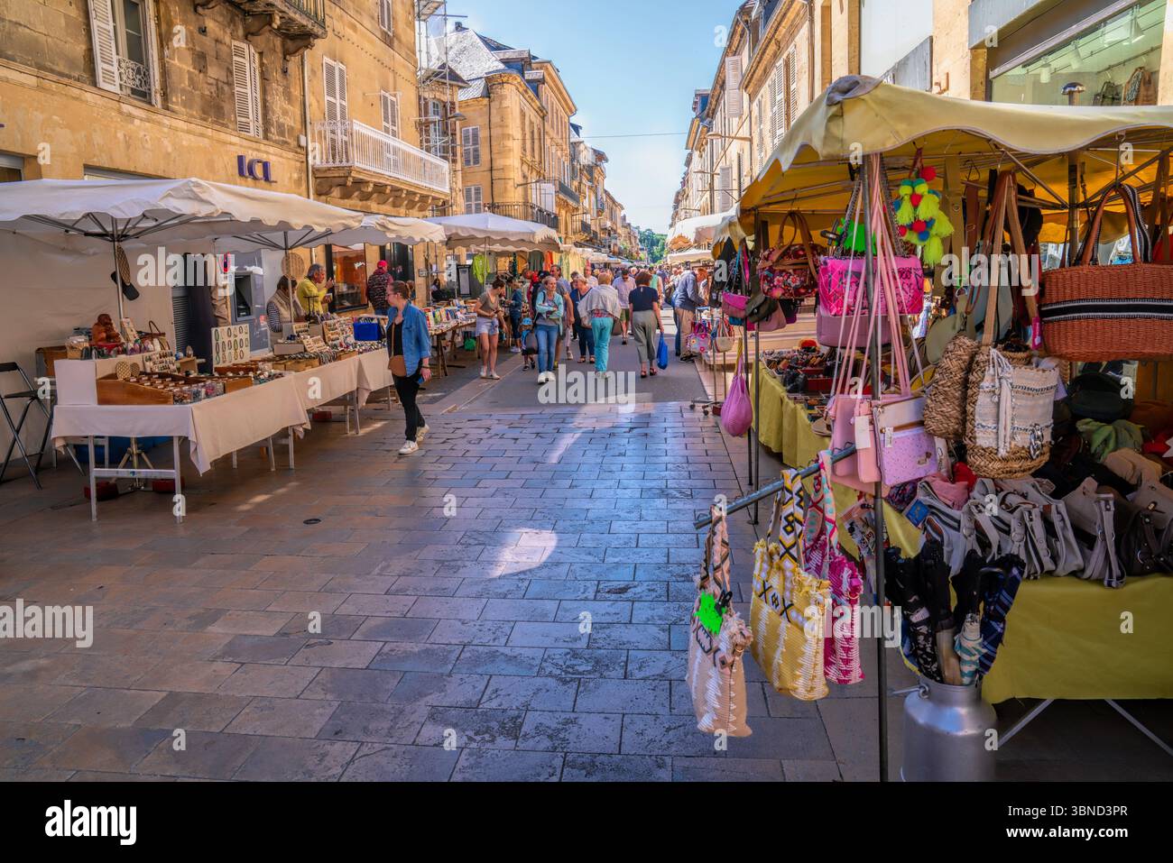 Sarlat la Caneda, la giornata del mercato della Dordogna in Francia nella città medievale e destinazione di viaggio con persone e bancarelle Foto Stock