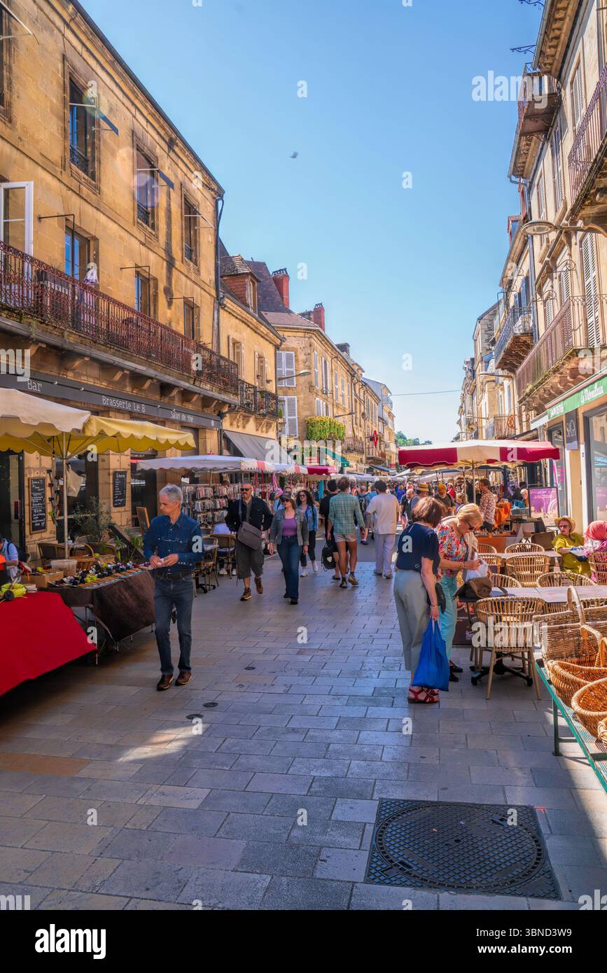 Sarlat la Caneda, la giornata del mercato della Dordogna in Francia nella città medievale e destinazione di viaggio con persone e bancarelle Foto Stock