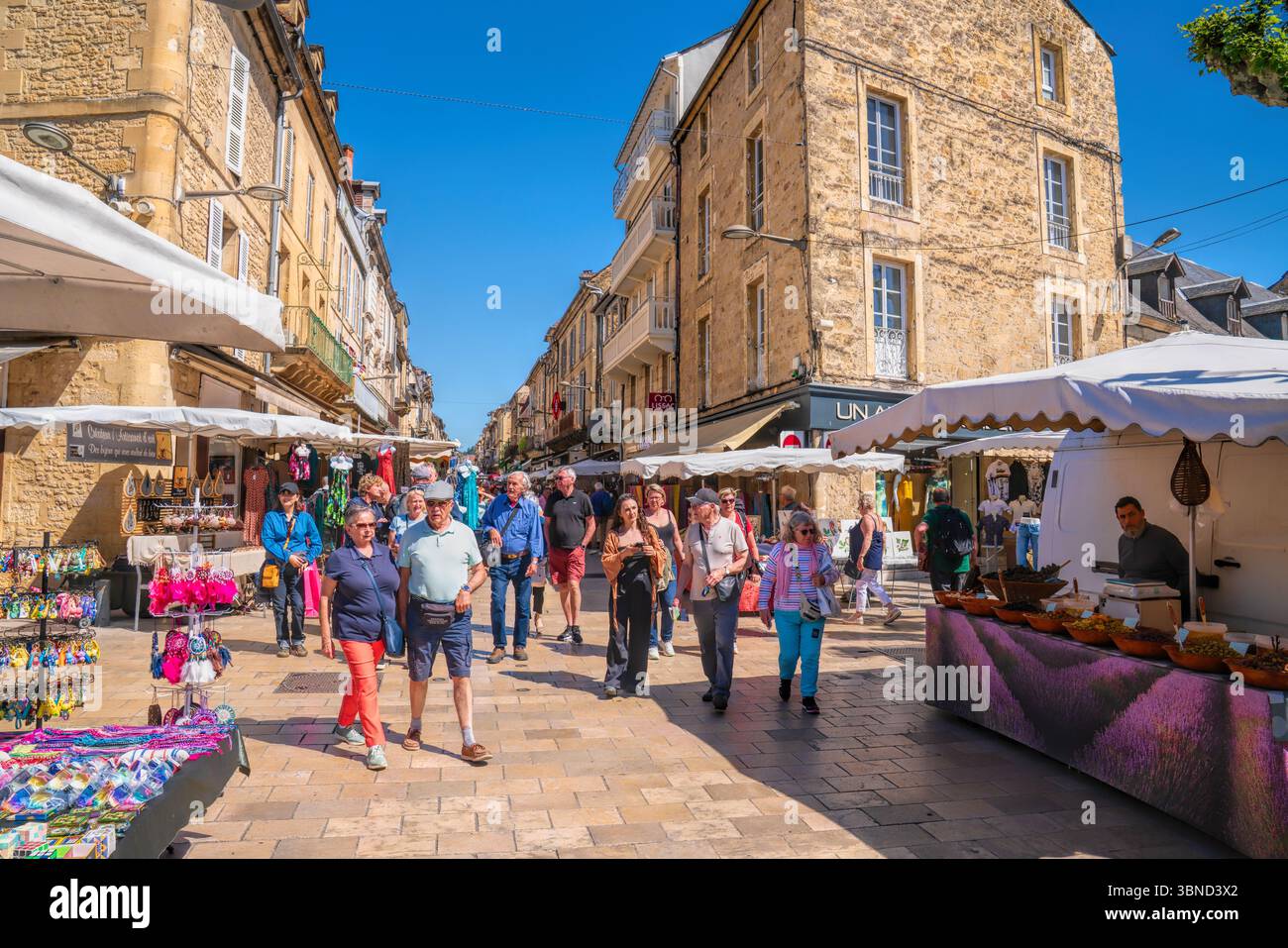 Sarlat la Caneda, la giornata del mercato della Dordogna in Francia nella città medievale e destinazione di viaggio con persone e bancarelle Foto Stock